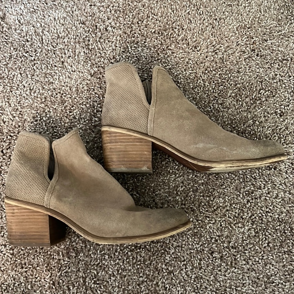 Light tan size 8 hinge booties